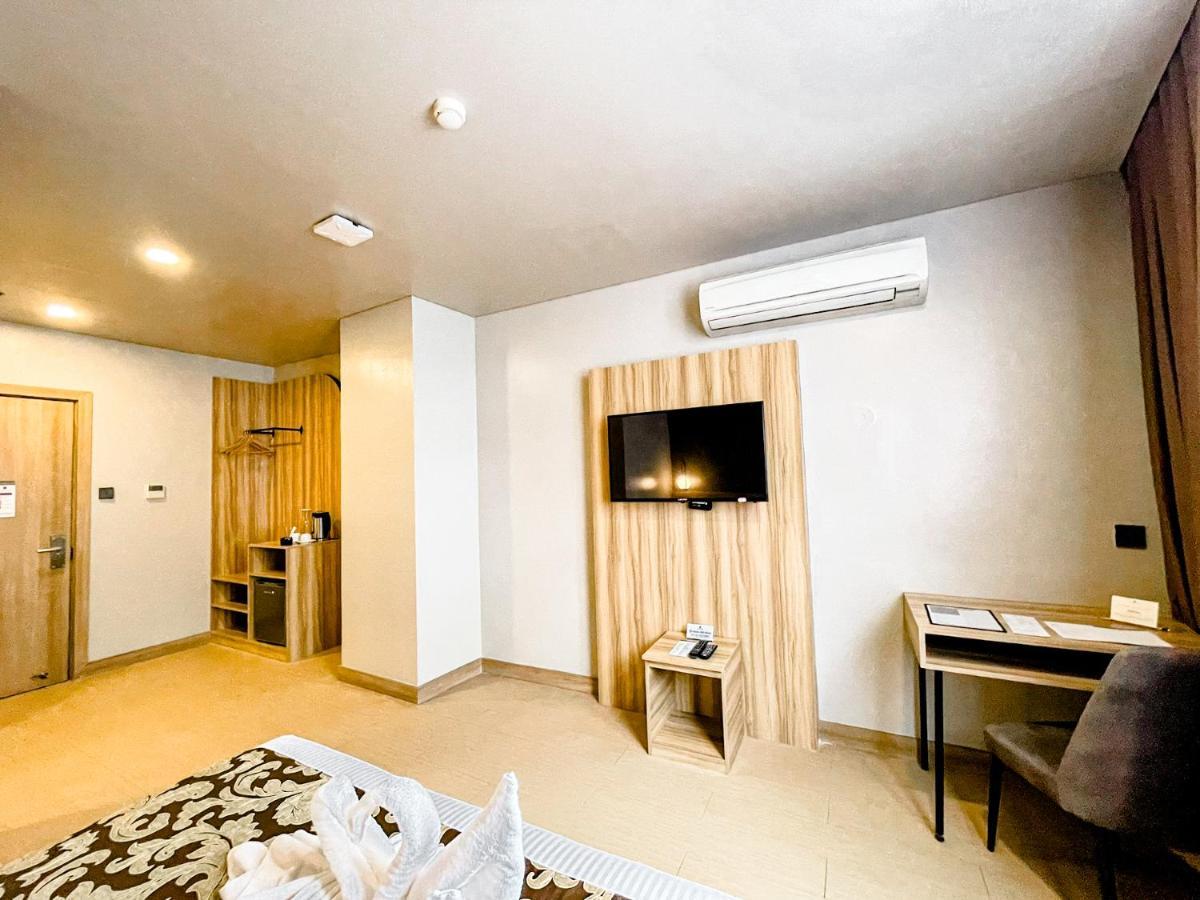 Madison 101 Hotel + Tower Кесон-Сити Экстерьер фото
