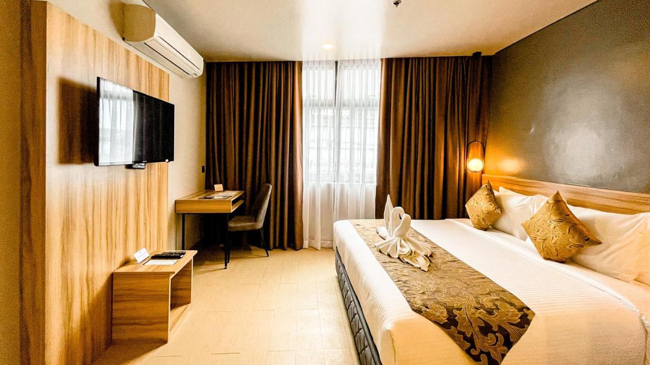 Madison 101 Hotel + Tower Кесон-Сити Экстерьер фото