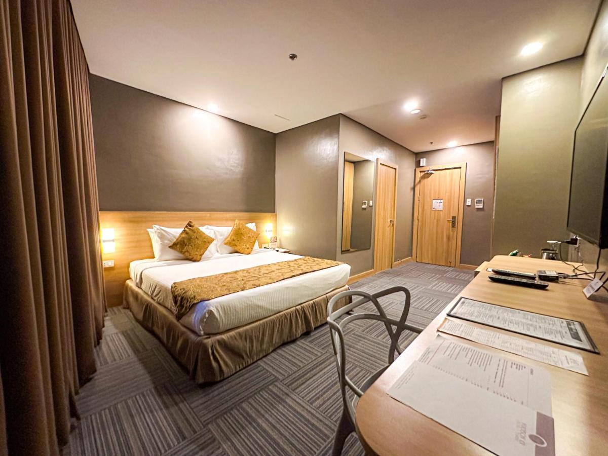 Madison 101 Hotel + Tower Кесон-Сити Экстерьер фото