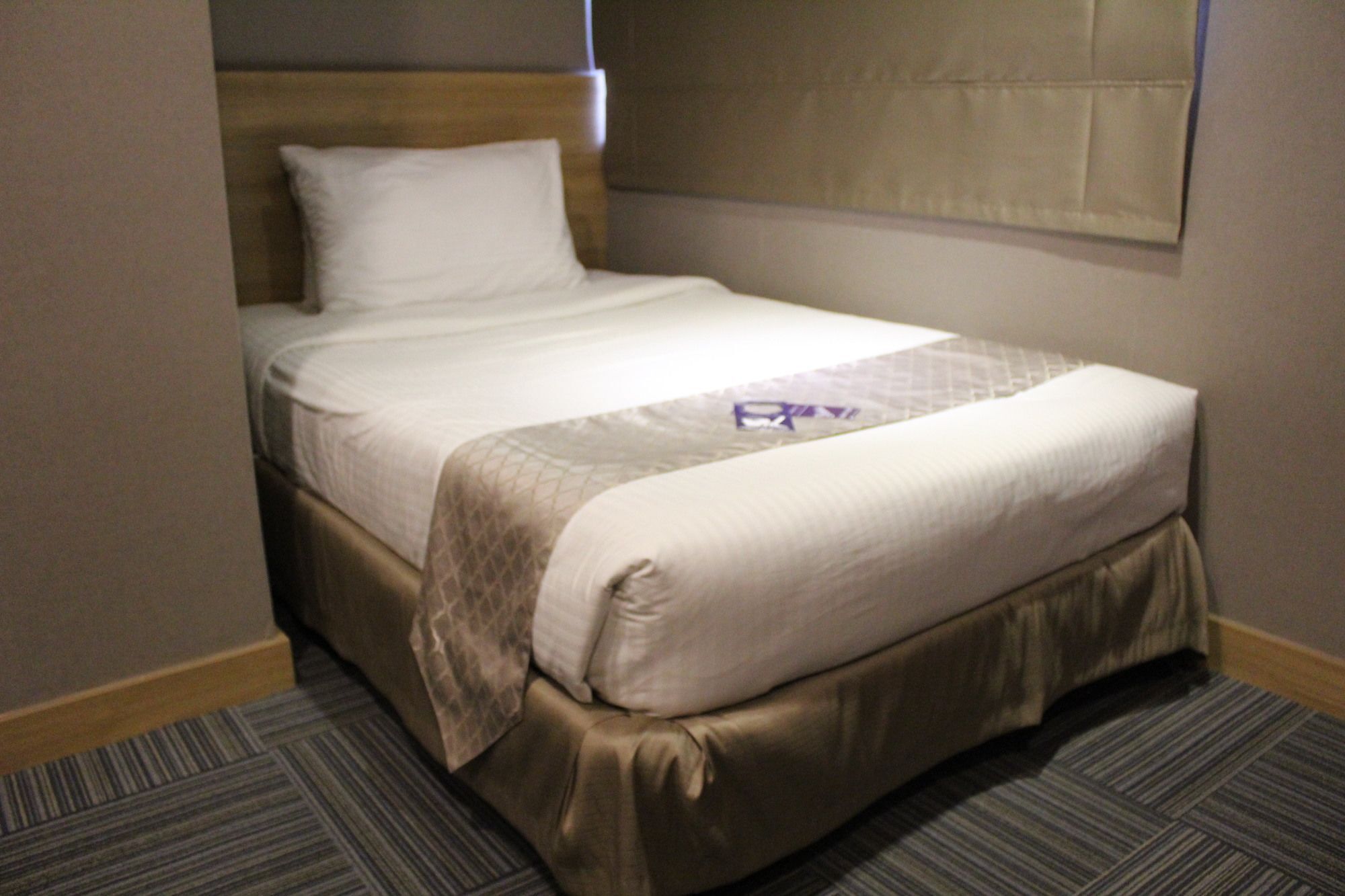 Madison 101 Hotel + Tower Кесон-Сити Экстерьер фото